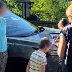 Поліція Харкова розмовляє з жінкою та сином під час розслідування побиття