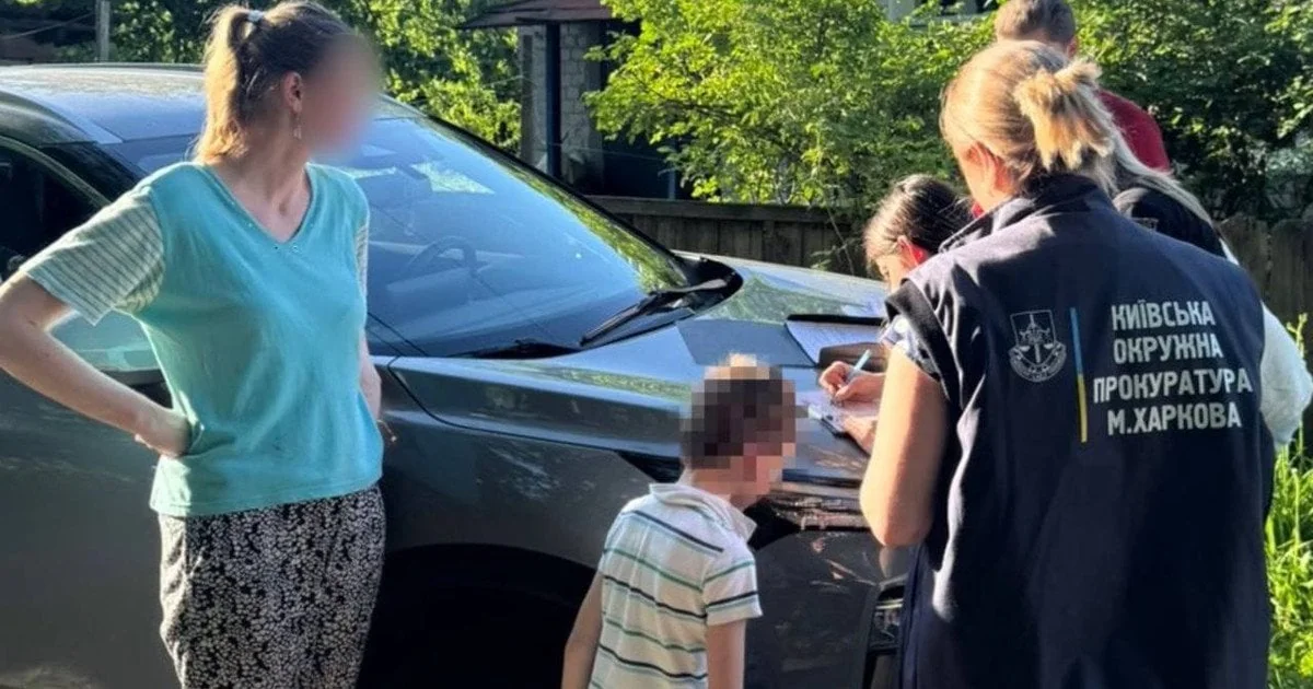 Поліція Харкова розмовляє з жінкою та сином під час розслідування побиття