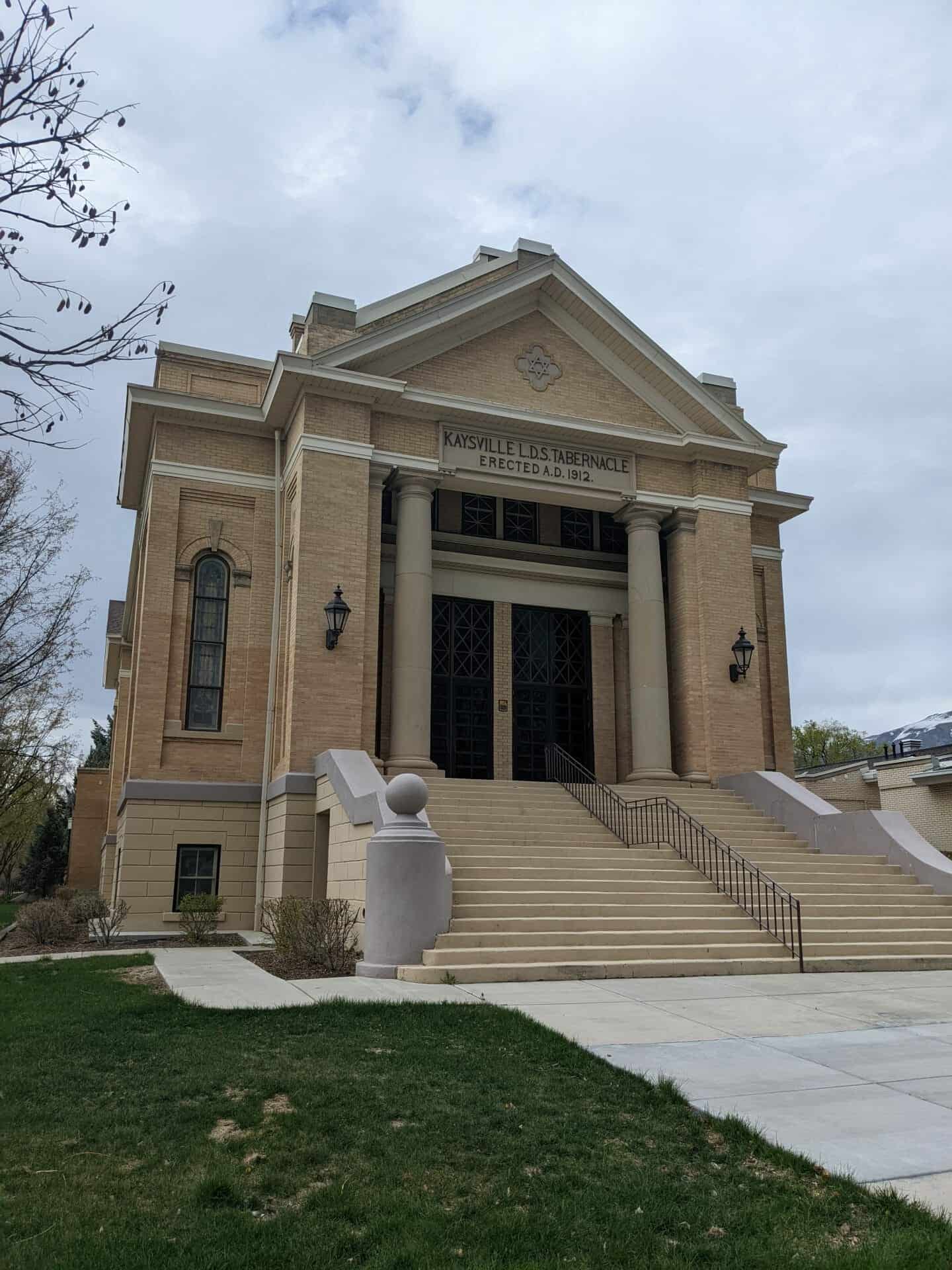 Kaysville L.D.S. Tabernacle, зведена 1912 року, яку підпалила наречена перед весіллям