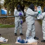 Співробітники в костюмах хімзахисту на місці отруєння Скрипаля в Солсбері