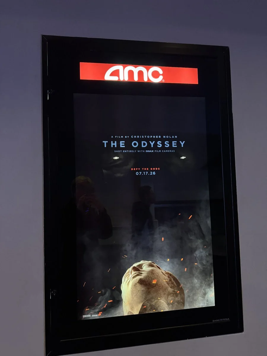 Постер фільму The Odyssey Крістофера Нолана у рамці AMC з головою статуї
